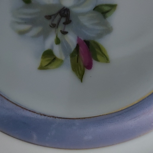 Vintage Porcelain Lusterware Floral Ashtray trimmed in Gold.6 inches Wide - Picture 4 of 7